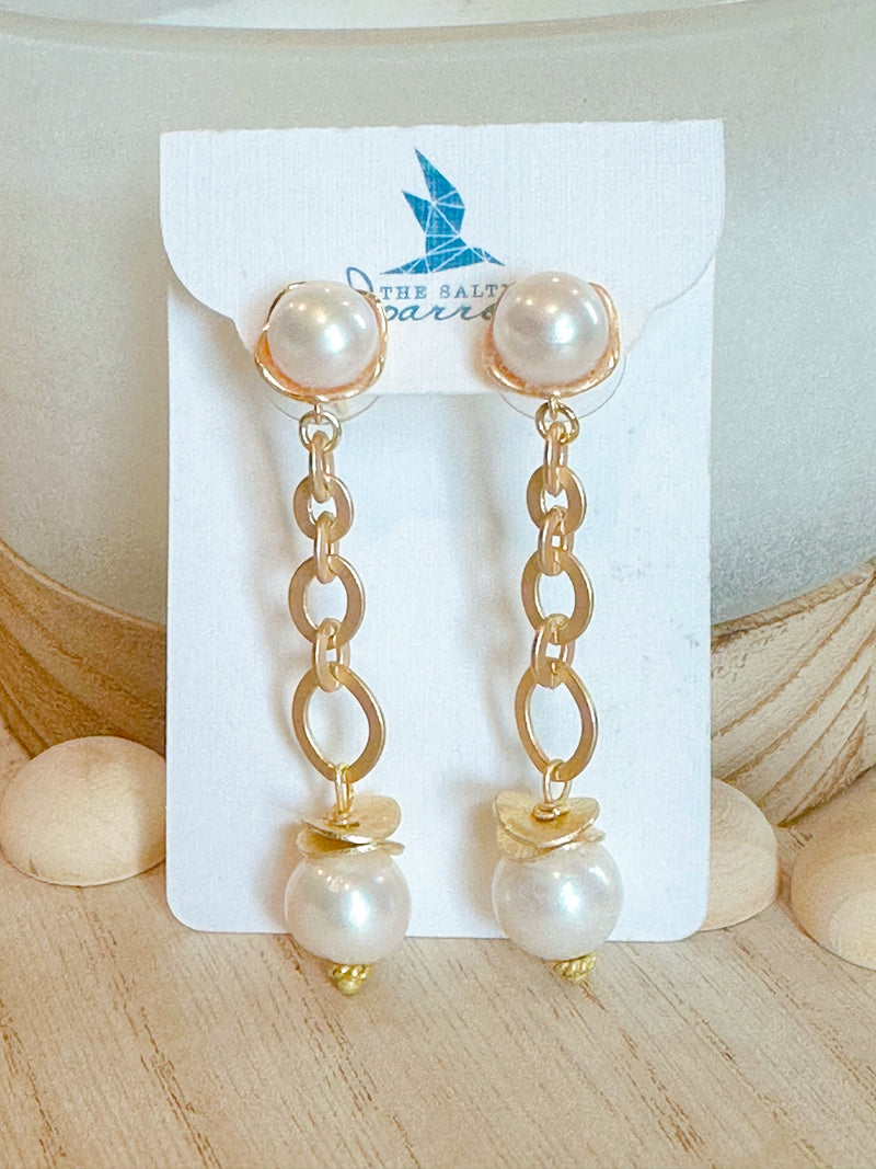 Matte gold chain & pearl earrings