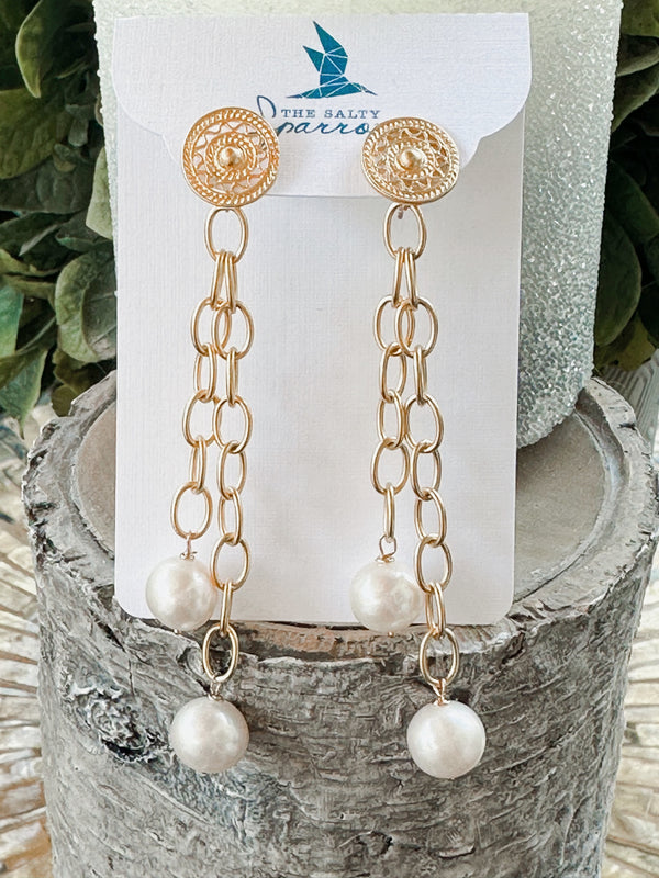 Matte gold chain & pearl earrings