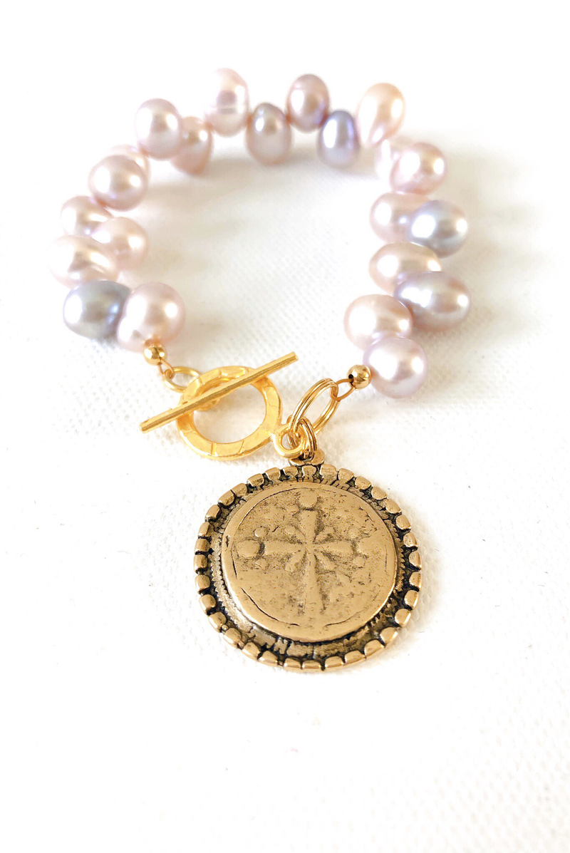 Special Shimmer Freshwater Pearls With Gold Medallion