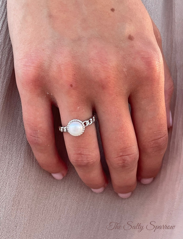 Rope framed freshwater pearl ring